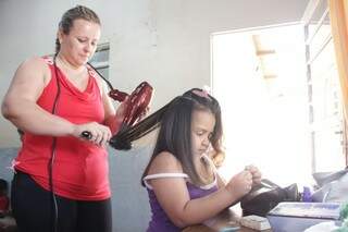 Vitória, de 6 anos, sofreu para alisar o cabelo. (Foto: Elverson Cardozo)