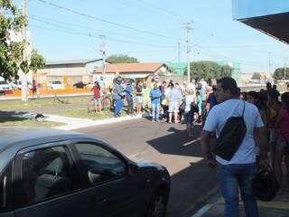 Populares se aglomeraram após acidente em avenida (Foto: Sérgio Mattos)