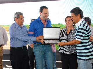 Família do médico João Julio Dittmar recebeu uma placa em sua homenagem(Foto: João Garrigó)
