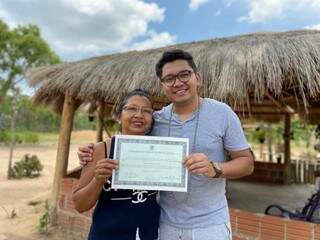 Eloy entregou o certificado de doutorado à mãe, nesta semana, na aldeia Ipegue, em Aquidauana.