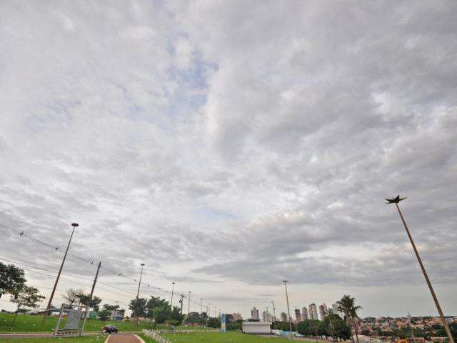 Segunda amanhece nublada e temperatura amena, mas meteorologia prev&ecirc; at&eacute; 32&deg;C