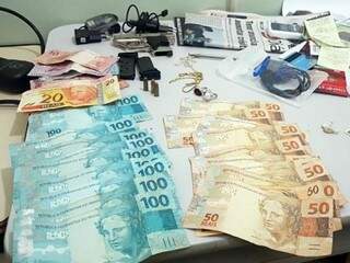 Dinheiro e objetos apreendidos pela policia (Foto: Divulgação / SiligaNews)
