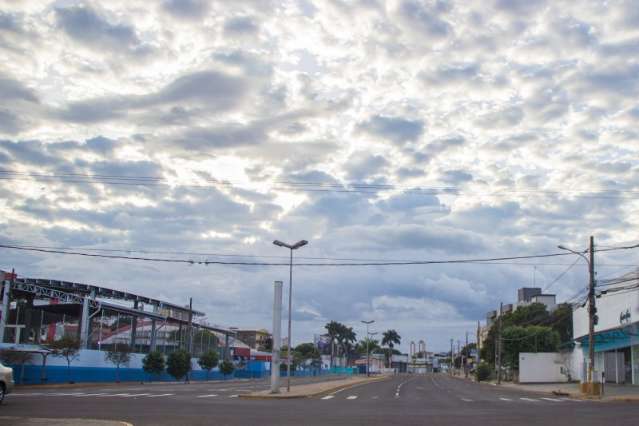 Domingo come&ccedil;a com sol forte, mas h&aacute; previs&atilde;o de chuva ao longo do dia