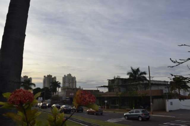 Segunda amanhece com c&eacute;u nublado e com previs&atilde;o de chuva em 3 regi&otilde;es 
