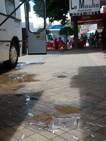  Esgoto vazando no cal&ccedil;ad&atilde;o da Bar&atilde;o do Rio Branco causa transtornos