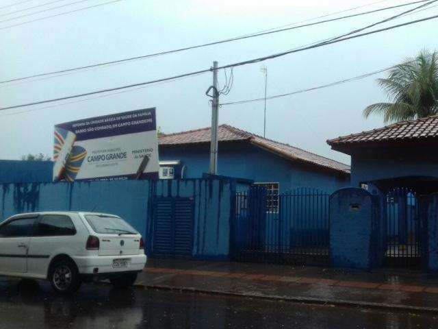 Idoso &eacute; assassinado com pelo menos nove facadas ao sair de posto de sa&uacute;de