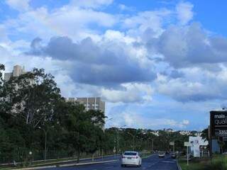Céu nublado em Campo Grande nesta terça-feira (Foto: Marina Pacheco)