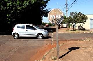Na rua Estevão Alves Ribeiro, placa míni fica abaixo da altura indicada para boa visualização do Pare. (Foto: Saul Schramm)