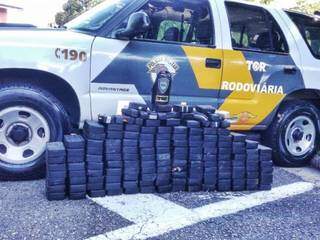 A droga estava dividida em 152 tabletes que estavam escondidos sob o fundo falso da carroceria de uma camionete modelo Dodge Ram. (Foto: Direto das Ruas) 