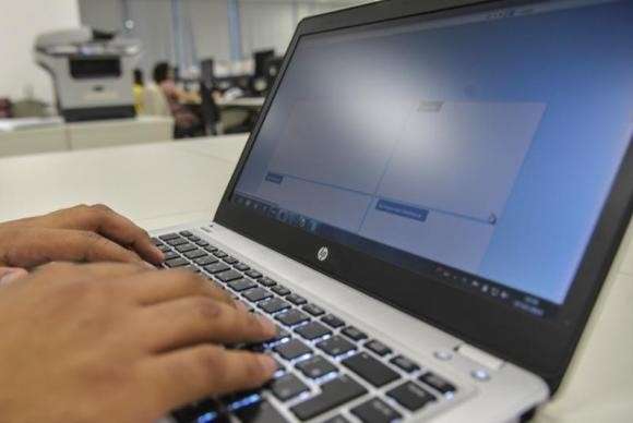 Domic&iacute;lios com microcomputador t&ecirc;m queda de 3,4% pela 1&ordf; vez em 7 anos