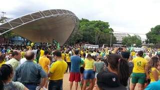 Depois de passeata, multidão voltou à praça da cidade. (Foto: Eliel Oliveira)