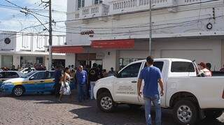 Policiais fizeram fiscalização no comércio do Centro de Corumbá. (Foto: Diário Corumbaense)