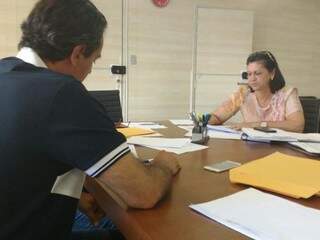 Secretária de Educação, Ilza Mateus, em reunião com prefeito Marquinhos Trad neste domingo (22). (Foto: Alberto Dias)