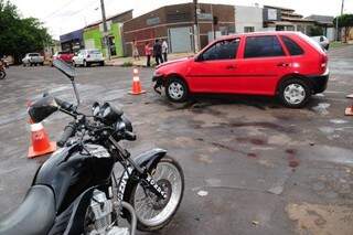 Carro e Motocicleta se envolveram em acidente de trânsito no bairro Aero Rancho (Foto: Luciano Muta)
