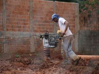 Homem trabalhando no local onde primeiro Ecoponto da cidade está sendo implementado (Foto: Marcos Ermínio)