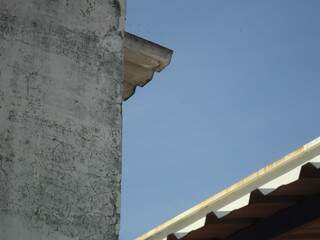 Colméia está no telhado do imóvel que fica nos fundos do Ceinf. (Foto: Nadyenka Castro)