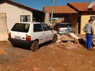 Carro atingiu muros de duas casas no Nova Lima. Em uma delas, veículo que estava na garagem ficou danificado (Foto:Adriano Fernandes)