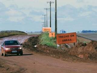 Carro passa por desvio em obra de pavimentação de trecho da rodovia MS-258 em Sidrolândia; trabalhos estão paralisados (Foto: Governo de Mato Grosso do Sul/Divulgação) 