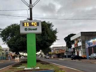 Nesta manhã os termômetros marcavam 11°C em Dourados (Foto: Hélio de Freitas)