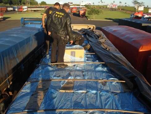 Condutor abandona caminh&atilde;o com 40 mil pacotes de cigarros contrabandeados 