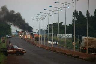 Pneus em chamas provocaram nuvem de fumaça na região do aeroporto (Foto: Franz Mendes)