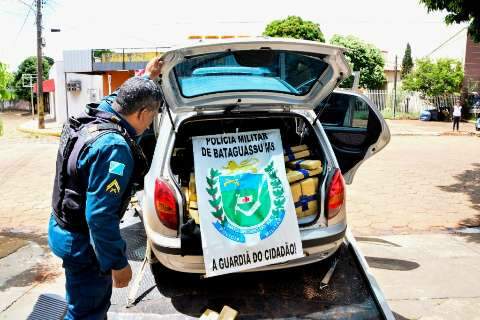 Ap&oacute;s persegui&ccedil;&atilde;o, motorista abandona ve&iacute;culo com meia tonelada de maconha