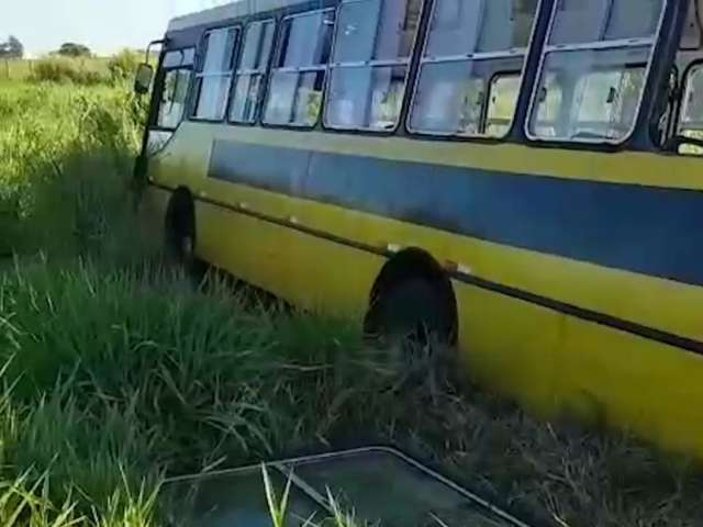 Cinco ficam feridos em acidente entre carro e &ocirc;nibus na BR-262