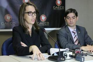 Promotores João Linhares Jr., da 4ª Promotoria de Dourados, e Cláudia Almirão, do Gaeco, durante entrevista coletiva (Foto: Eliel Oliveira)