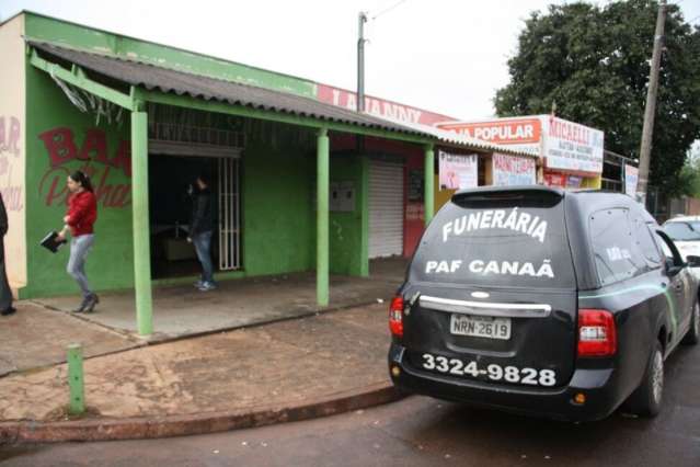 Jovem &eacute; baleado e encontrado morto dentro de bar no bairro Tijuca