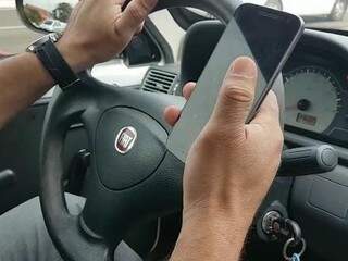 Por hora, 10 motoristas são flagrados usado celular enquanto dirigem