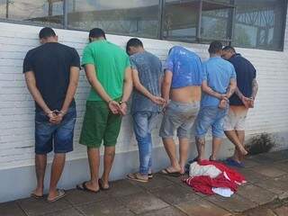 Os seis suspeitos na sede de Migrações de Pedro Juan, nesta quinta-feira (08). (Foto: Cândido Figueiredo/ABC Color)