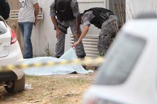 Homens foram encontrados mortos em frente à casa onde ocorreu a briga (Foto: Saul Schramm)