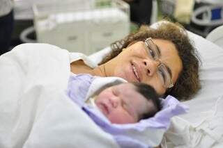 Fernda Moraes e a segunda filha, Maria Elena. (Foto: Luciano Muta)
