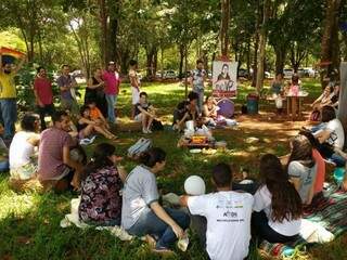Uma das atividades do Impróprias, grupo de pesquisa em Gênero, Sexualidade e Diferenças da UFMS, o piquenique da família tradicional brasileira. (Foto: Arquivo)