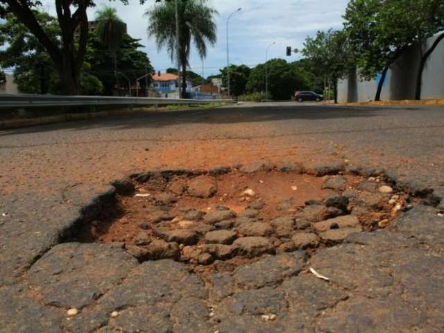 Al&eacute;m de pris&atilde;o, promotores querem per&iacute;cia em buraco e PMs investigados