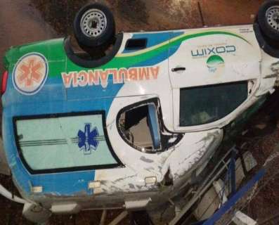 Paciente morre após ambulância capotar durante chuva forte na BR-163