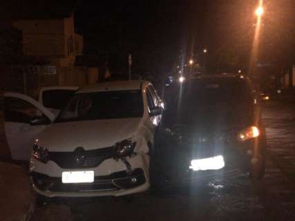 Condutor desrespeita preferencial e colide em outro veículo na Vila Gomes 