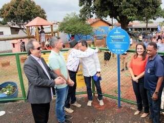 Prefeitura entrega pra&ccedil;a sustent&aacute;vel com playground e academia para moradores