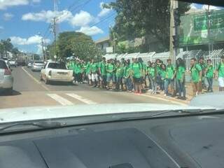 Grupo de estudantes invade pista sem se importar com sinal aberto para carros (Foto: Direto das Ruas)