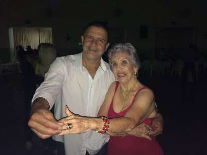 &Uacute;nico baile de clube resiste bravamente h&aacute; 17 anos e tem at&eacute; personal de dan&ccedil;a