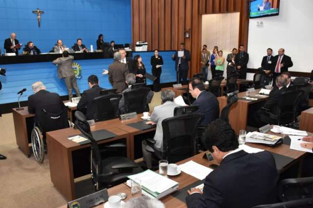 Deputados aprovam projeto que autoriza farm&aacute;cias a aplicar vacinas