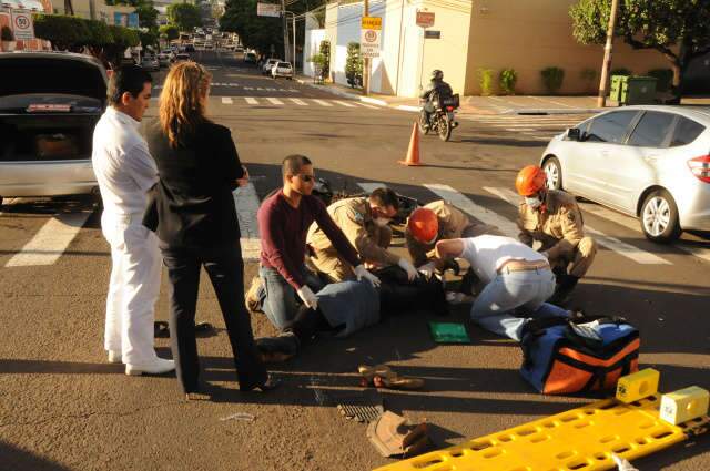  Colis&atilde;o entre moto e carro na rua Bahia deixa tr&acirc;nsito congestionado
