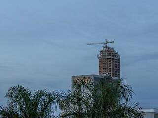 O dia em Campo Grande amanheceu com céu claro, mas previsão é de chuva isolada (Foto: Henrique Kawaminami) 