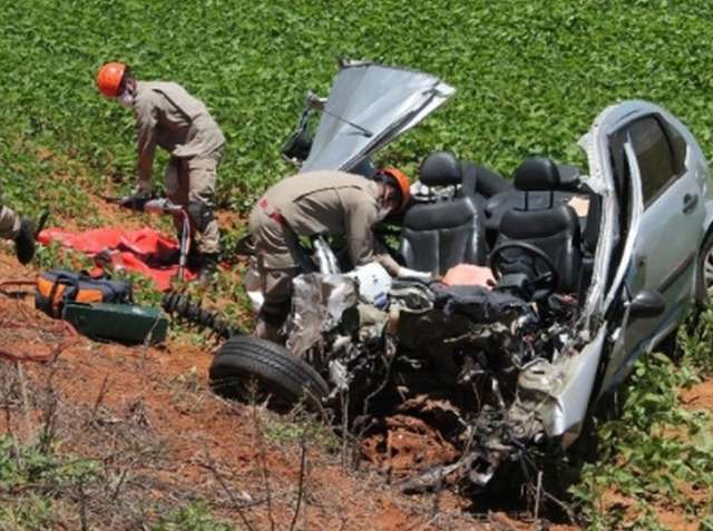 Colis&atilde;o de Citro&euml;n com bitrem mata advogada da Capital na MS-306