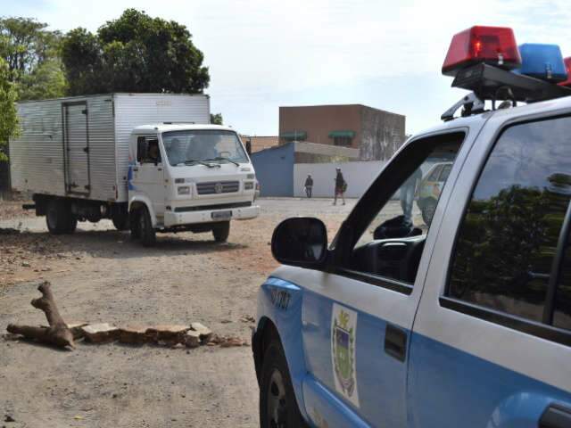  Idoso interdita rua e reclama de motoristas que n&atilde;o respeitam velocidade