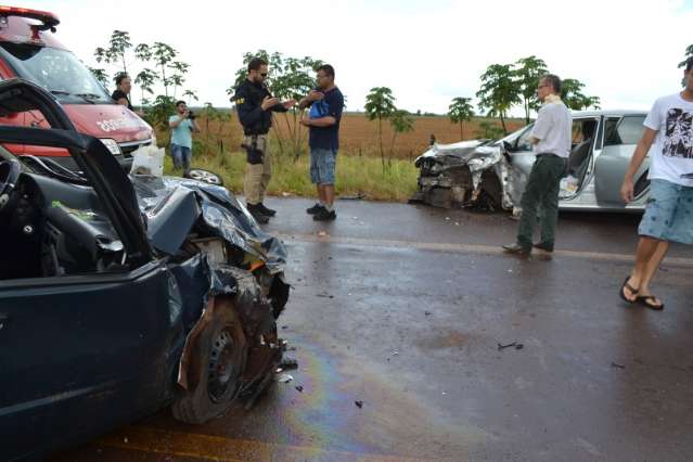 Motorista perde controle do carro, bate em dois ve&iacute;culos e quatro ficam feridos