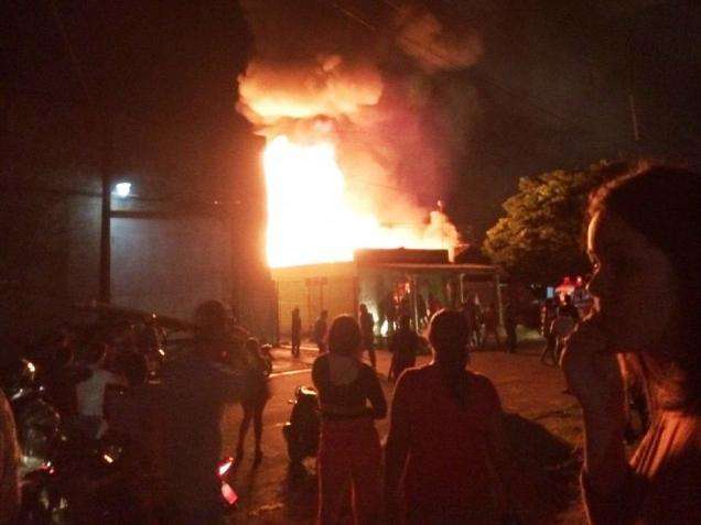 Inc&ecirc;ndio em dep&oacute;sito assusta fronteira ap&oacute;s execu&ccedil;&atilde;o e corpo esquartejado