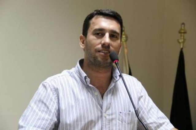 Apenas com o pr&oacute;prio voto contr&aacute;rio, vereador escapa de cassa&ccedil;&atilde;o