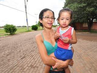Cícera Cordeiro Valença mostra preocupação com a saúde da filha de dois anos (Foto: Luciano Muta)
