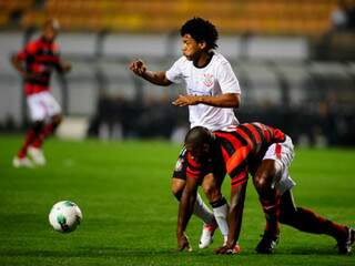 Corintiano Romarinho foi o autor da jogada e passe para o gol que empatou o jogo (Foto: Gazeta Press)